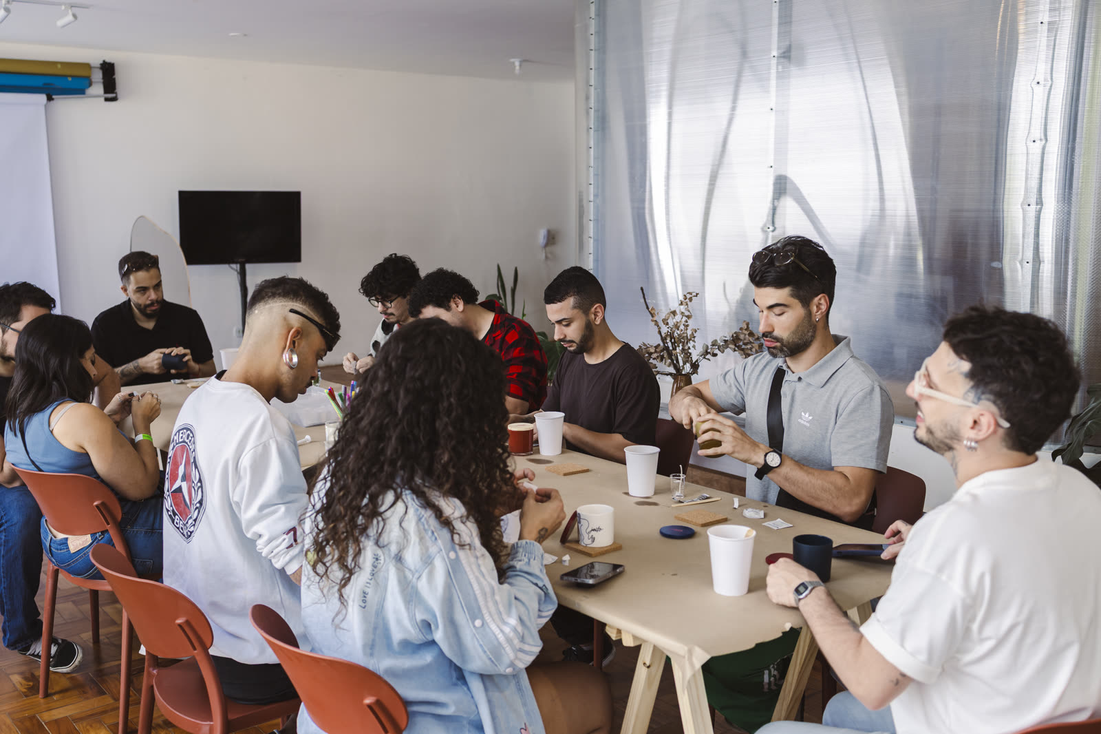 Participantes criando suas velas em volta da mesa
